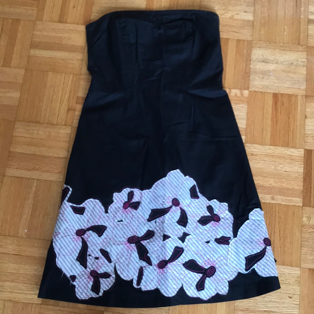 Black strapless cotton dress with flower 🌸 appliqué.